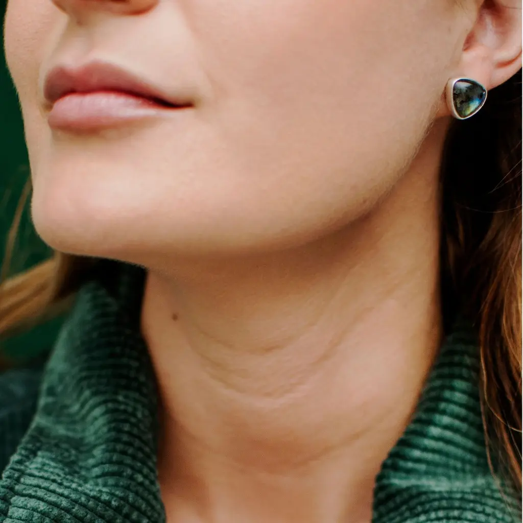 labradorite-silver-earrings.webp