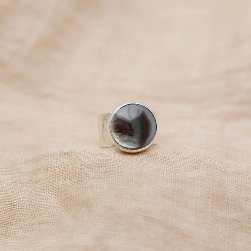 anillo-plata-madre-perla-circular.webp
