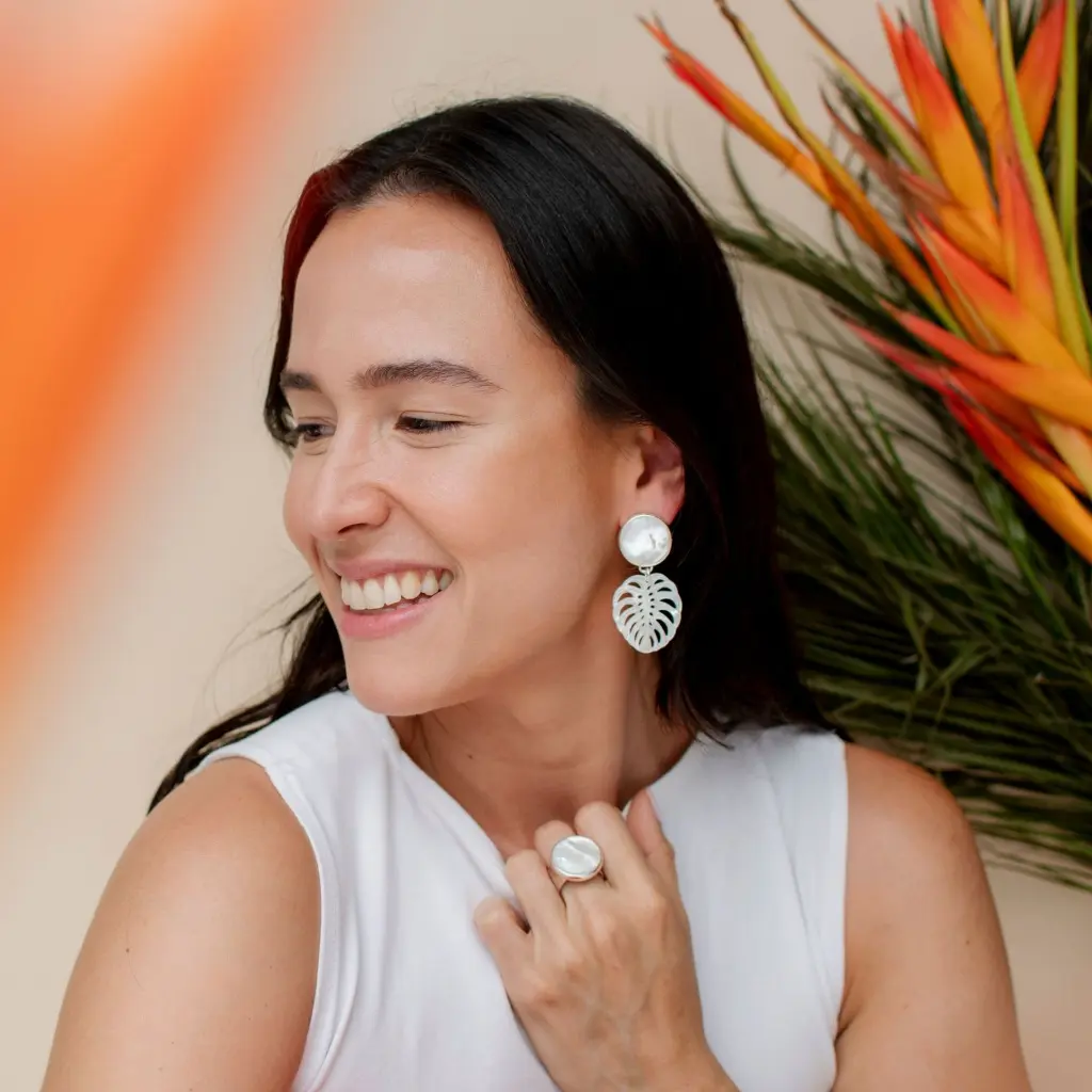aretes-monstera-madre-perla.webp