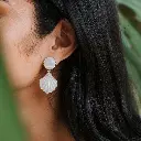 aretes-hoja-madre-perla.webp