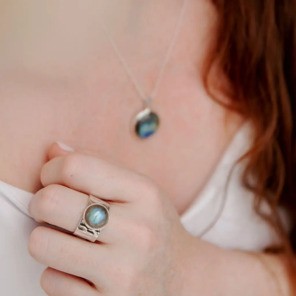 anillo-con-labradorita.webp
