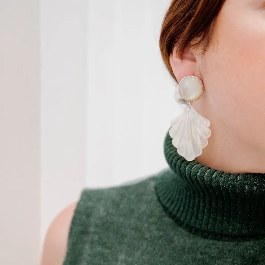 aretes-hoja-madre-perla.webp