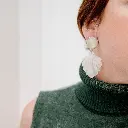 aretes-hoja-madre-perla.webp