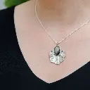 dije-geranio-madre-perla-tahiti.webp