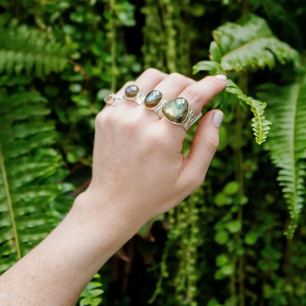 anillos-labradorita-plata.webp