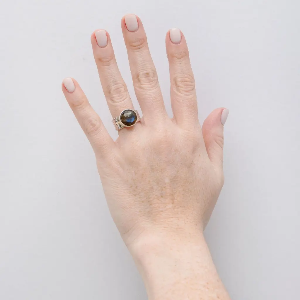 anillo-texturado-labradorita.webp