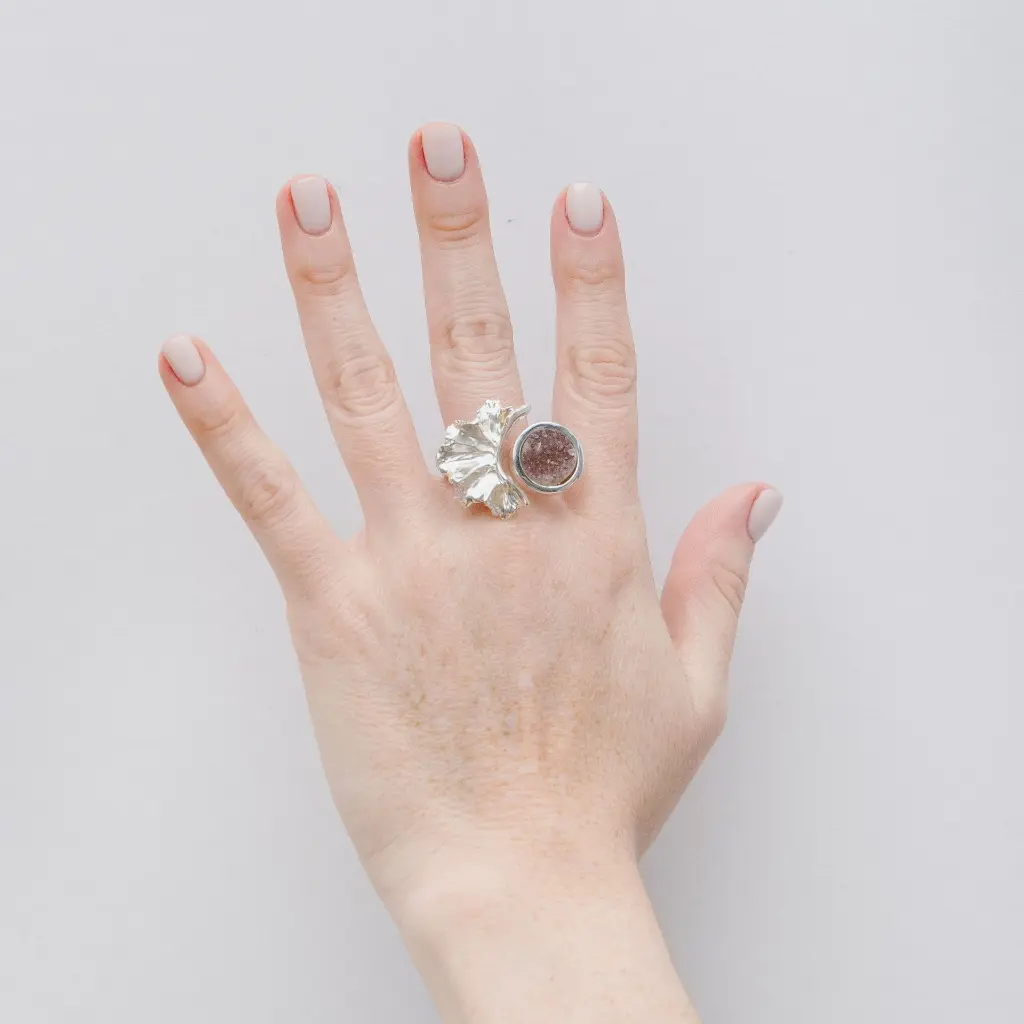 anillo-geranio-con-drusa.webp