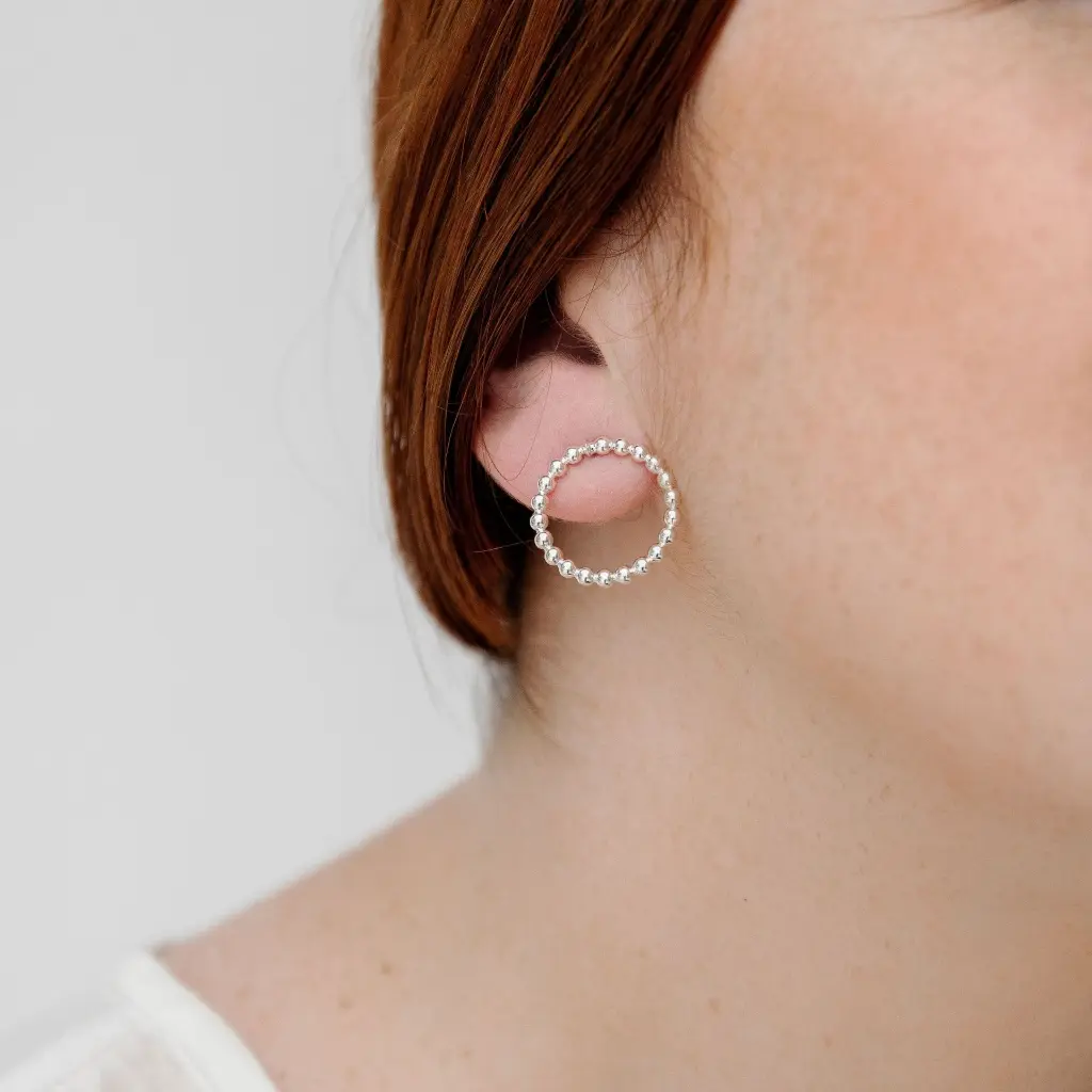 aretes-circulares-bolitas-en-plata.webp