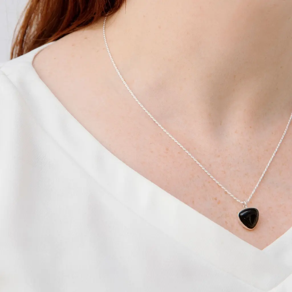 dije-triangular-obsidiana.webp