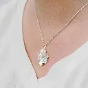 dije-geranio-pequeno-plata-con-perla.webp