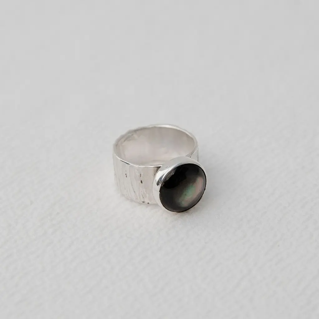 anillo-banda-delgada-texturada-madre-perla.webp