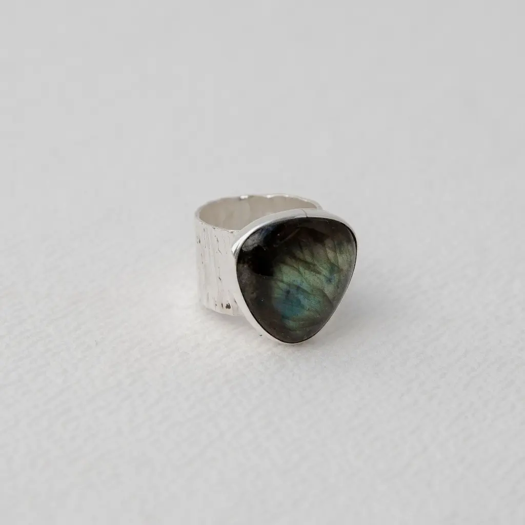 anillo-labradorita-triangular-plata.webp