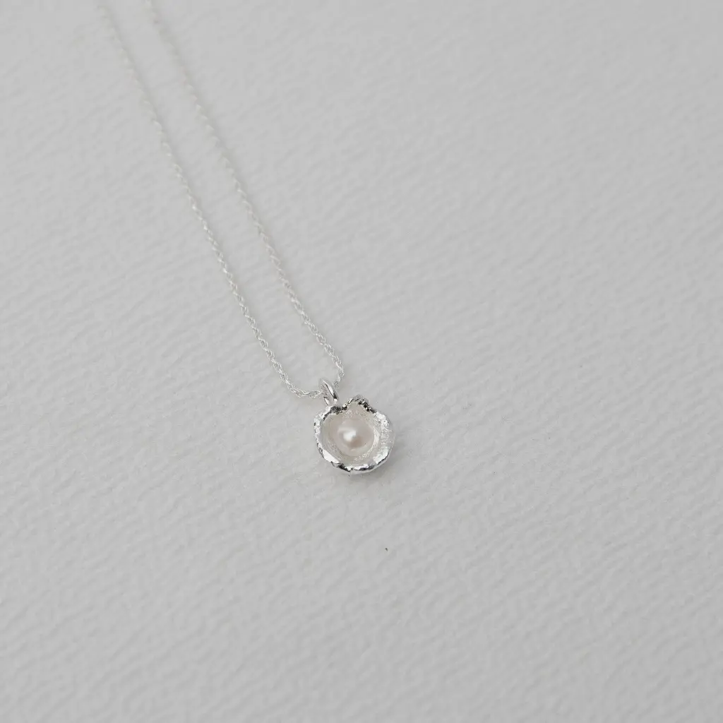 dije-pequeno-guacal-plata-con-perla.webp