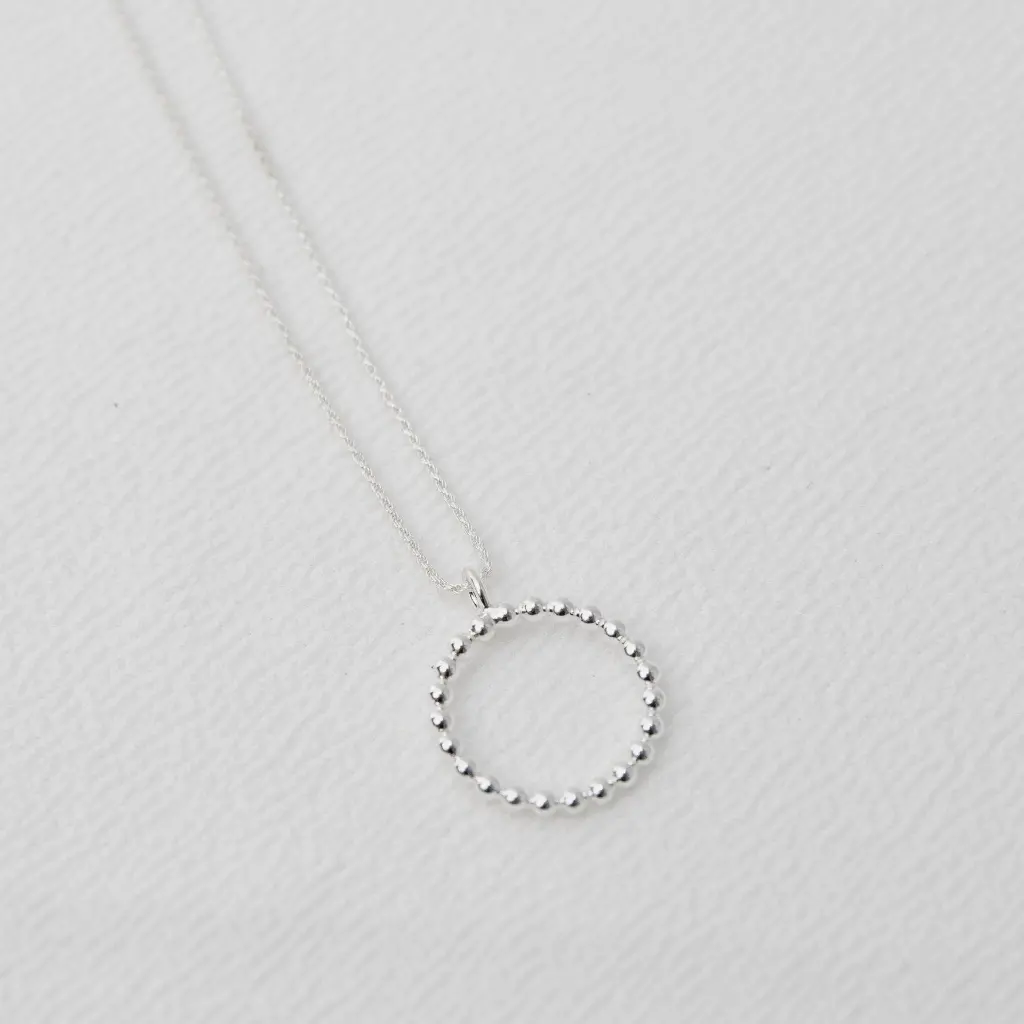dije-plata-circular-bolitas.webp