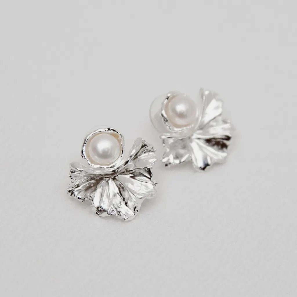 aretes-geranio-guacal-perla-plata.webp