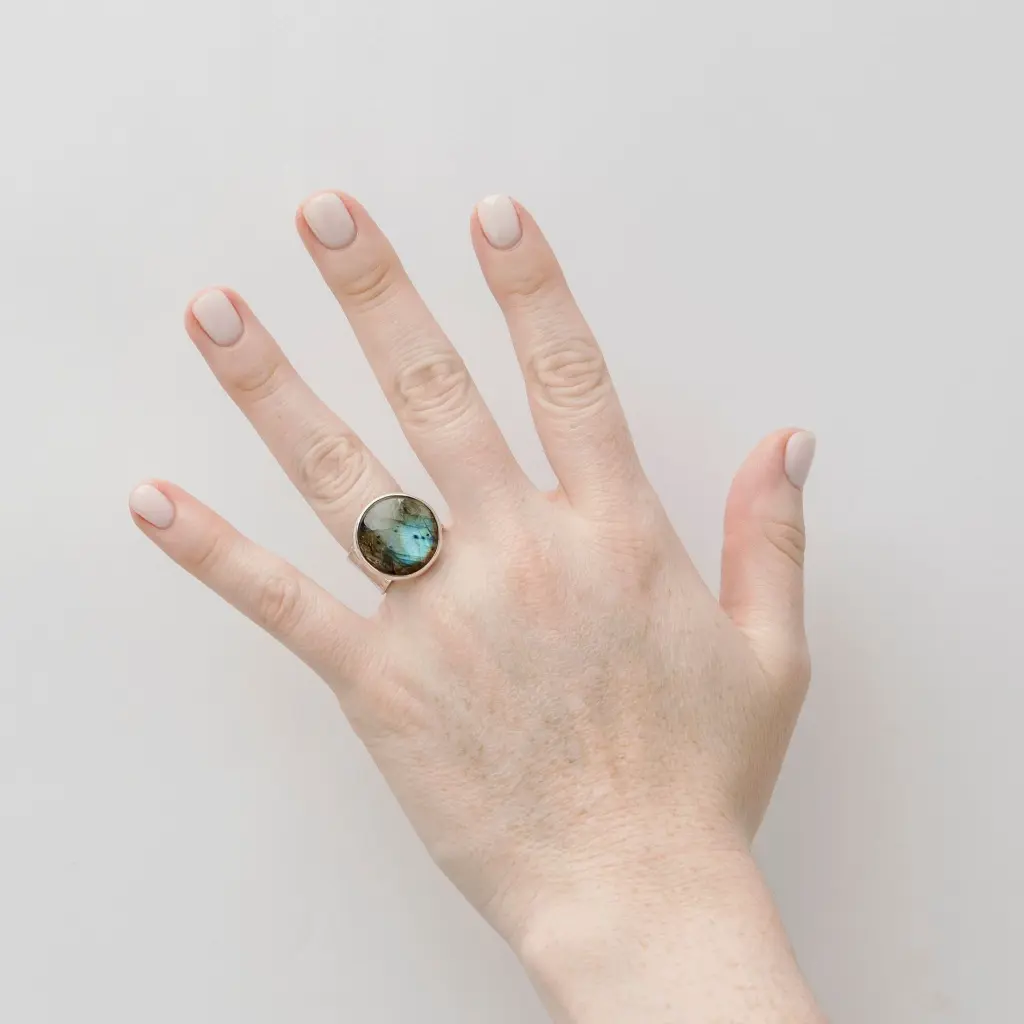 anillo-banda-texturada-labradorita-circular-grande.webp