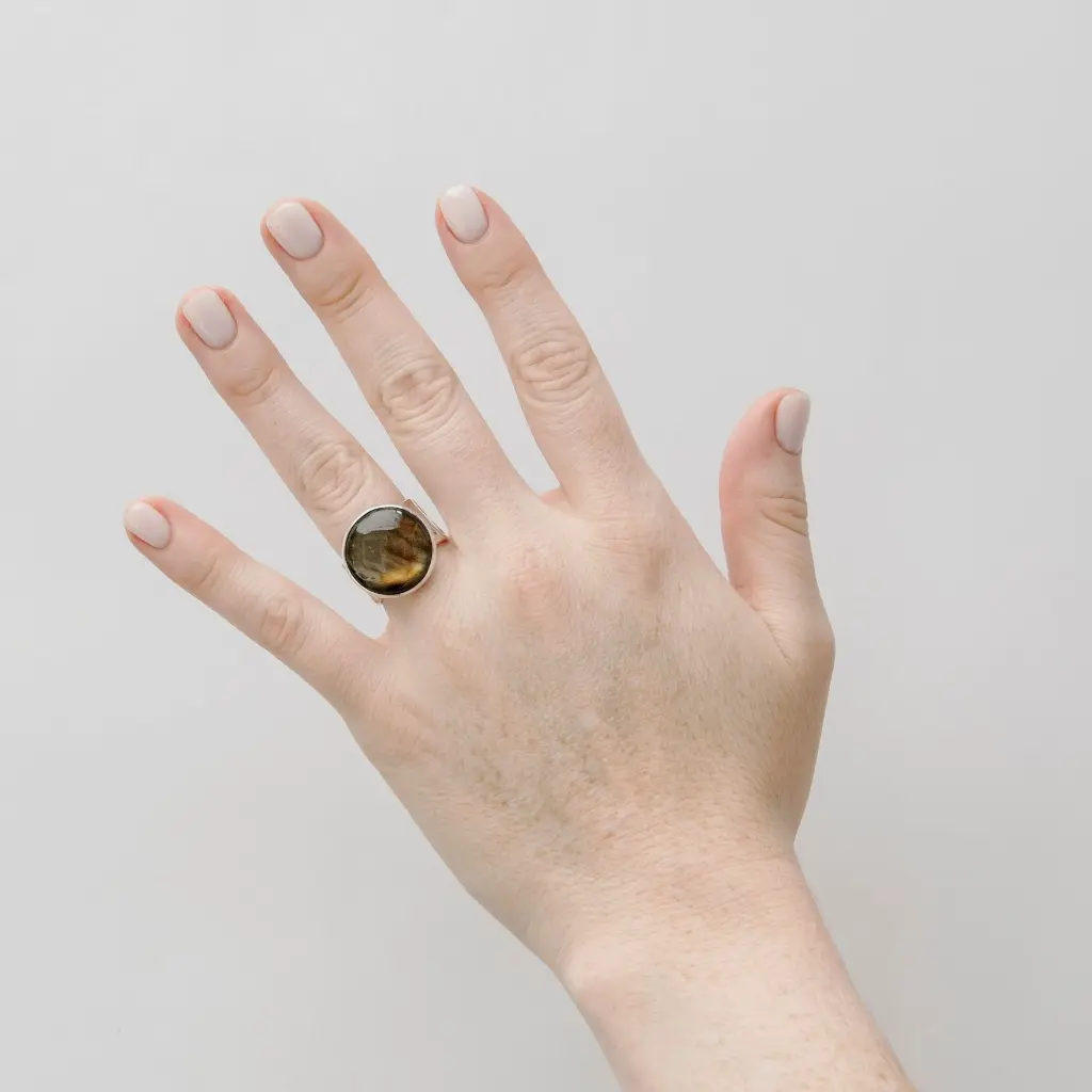 anillo-banda-texturada-labradorita-circular-grande-plata.jpg.webp