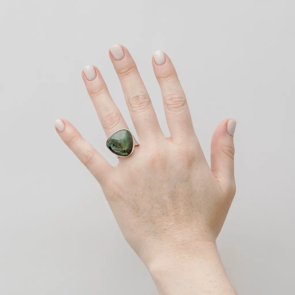 anillo-texturado-labradorita-triangular-plata.jpg.webp