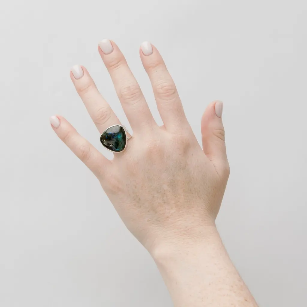 anillo-texturado-labradorita-triangular-plata-925.jpg.webp