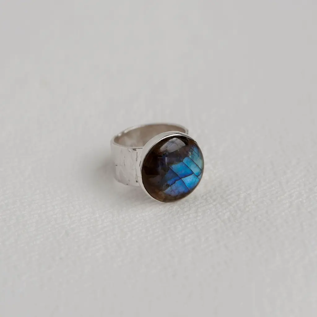 anillo-labradorita-azul-circular-grande-plata.jpg.webp