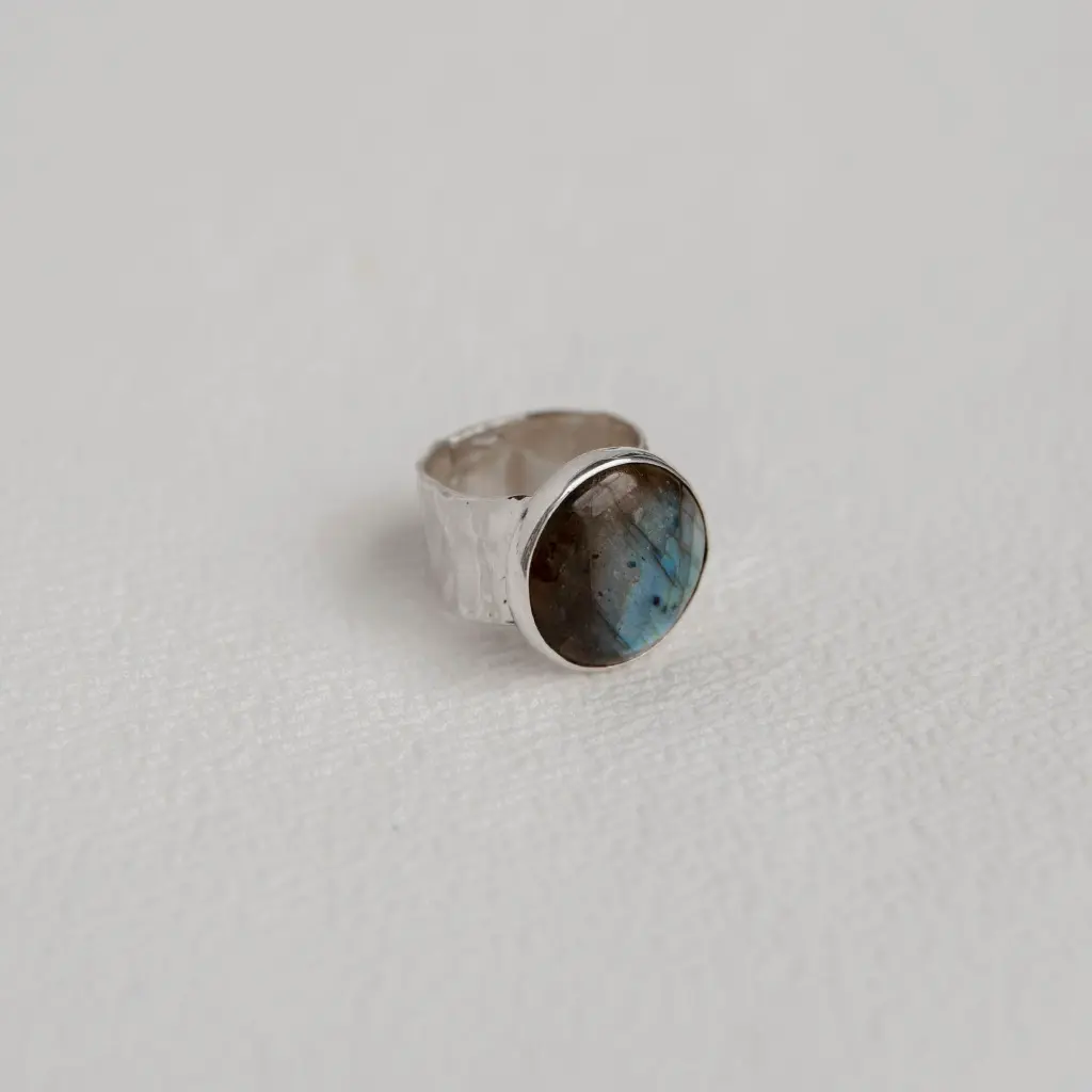 anillo-labradorita-circular-grande-plata.webp