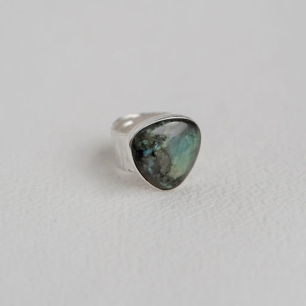 anillo-labradorita-verde-triangular-grande-en-plata.jpg.webp