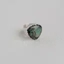 anillo-labradorita-verde-triangular-grande-en-plata.jpg.webp