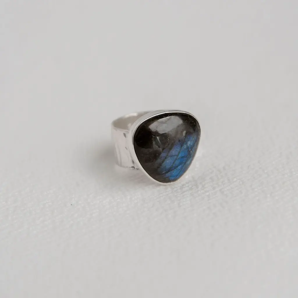 anillo-labradorita-triangular-grande-en-plata.webp