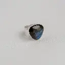 anillo-labradorita-triangular-grande-en-plata.webp