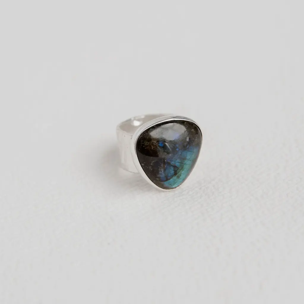 anillo-labradorita-celeste-triangular-grande-en-plata.jpg.webp