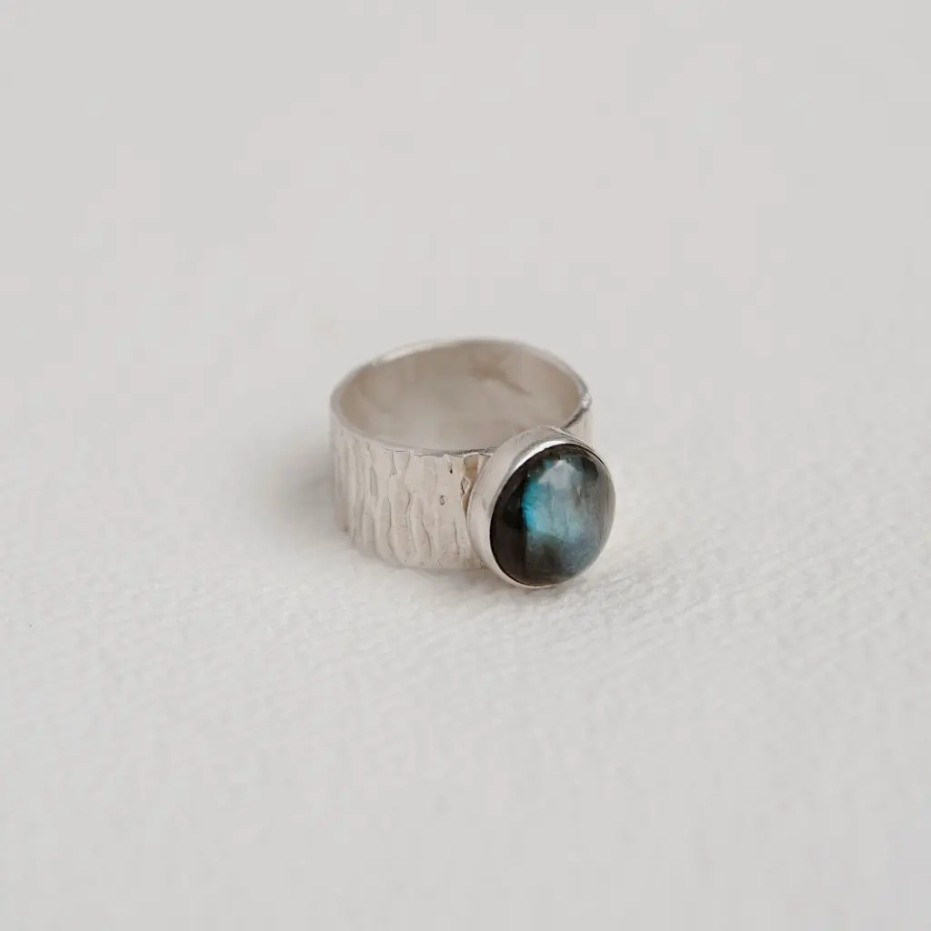 anillo-texturado-labradorita-celeste.webp