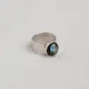 anillo-texturado-labradorita-celeste.webp