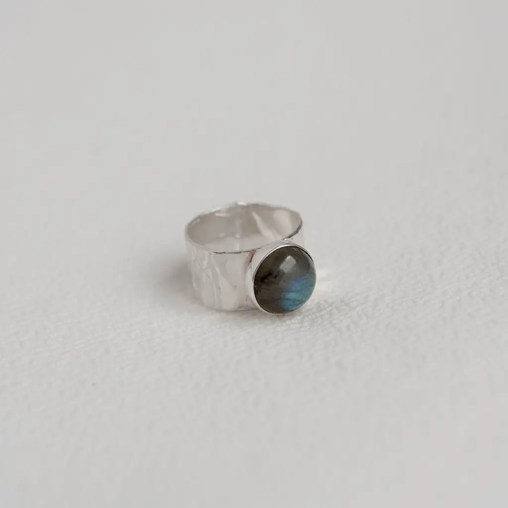anillo-labradorita-celeste.webp