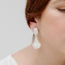 aretes-ginko-pequenos-con-madre-perla-blanca.webp