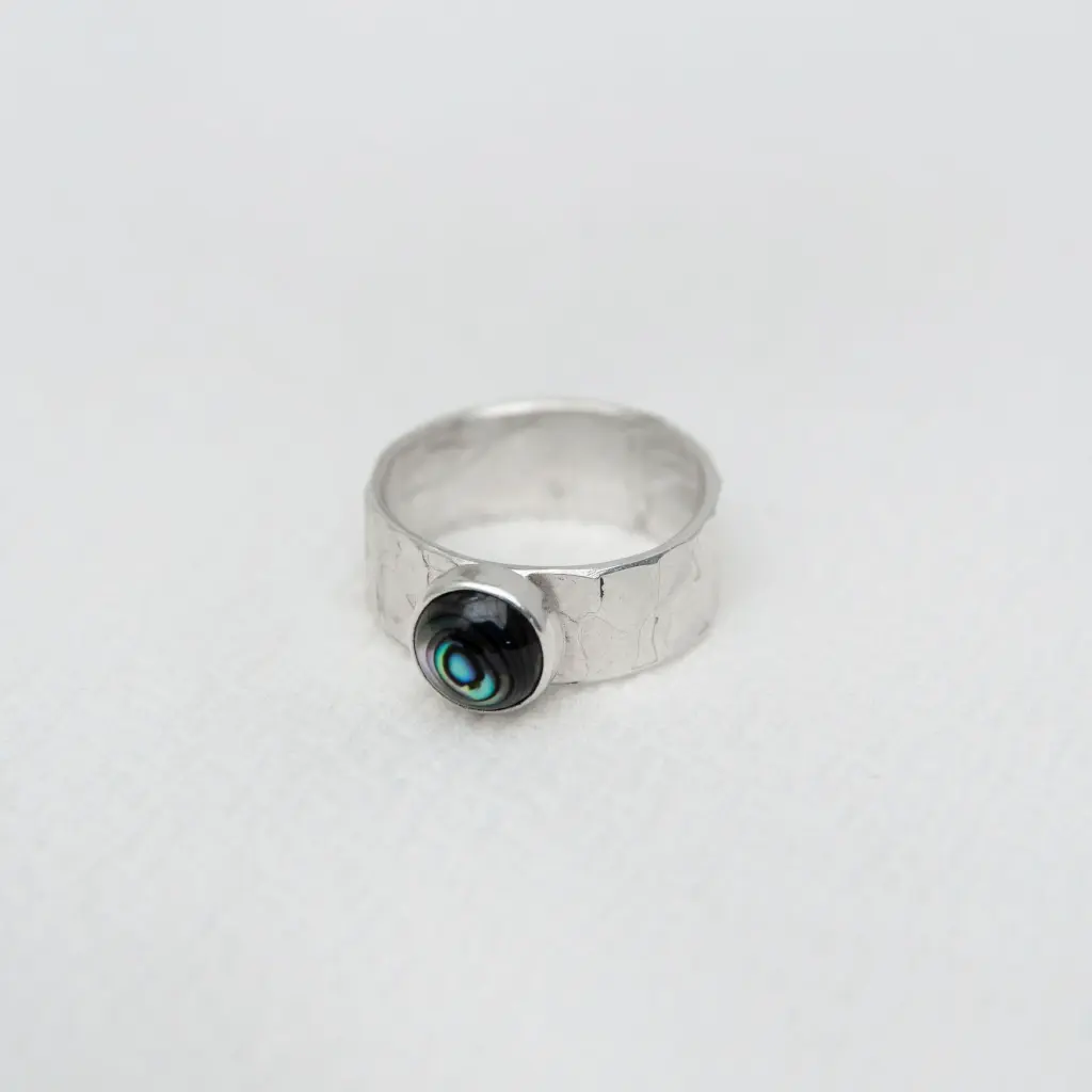 anillo-banda-minimal-abalone.webp