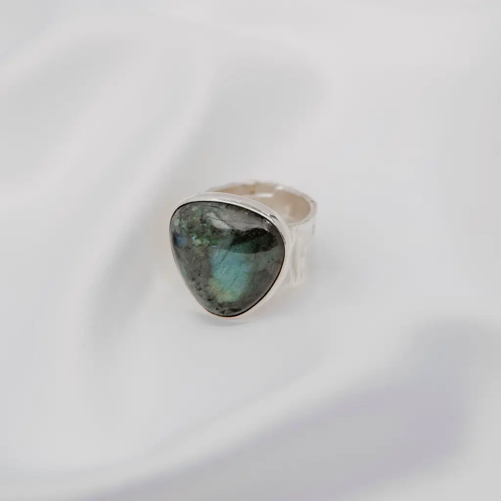 anillo-labradorita-celeste-triangular.webp