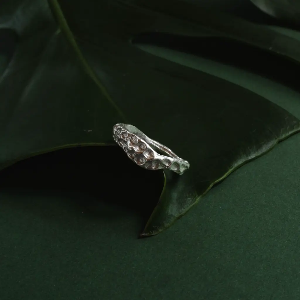 anillo-plata-textura-coral.webp