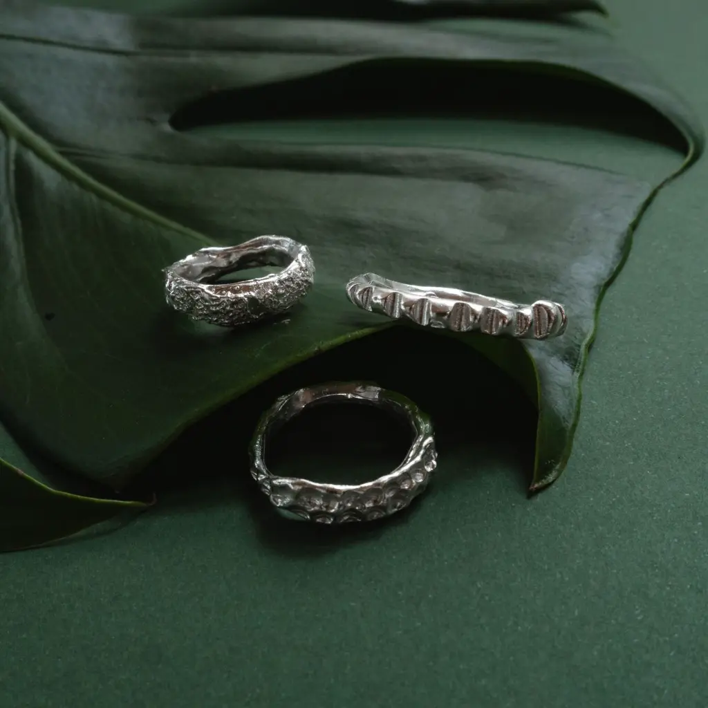 anillos-texturados-en-plata.webp