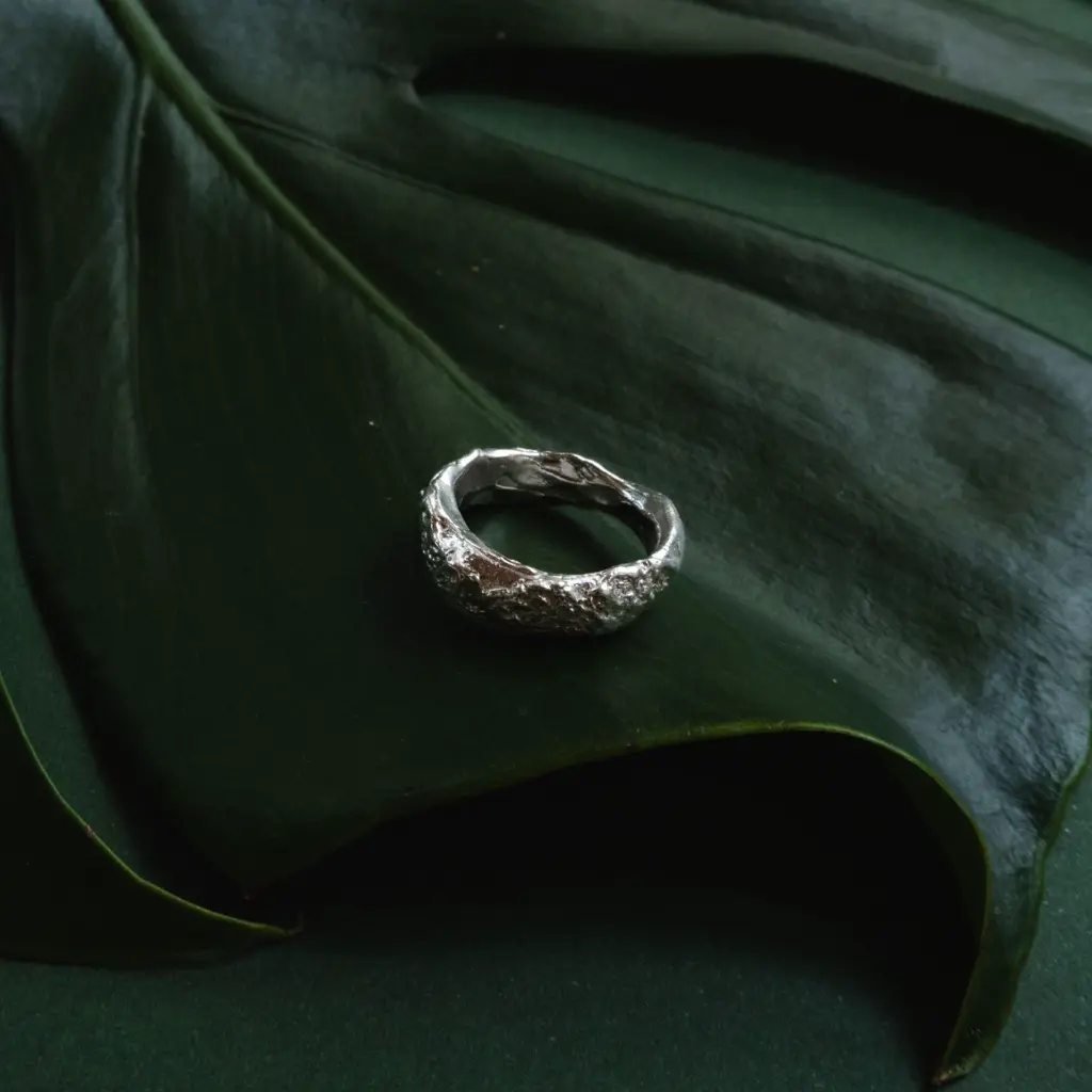 anillo-textura-arena.webp