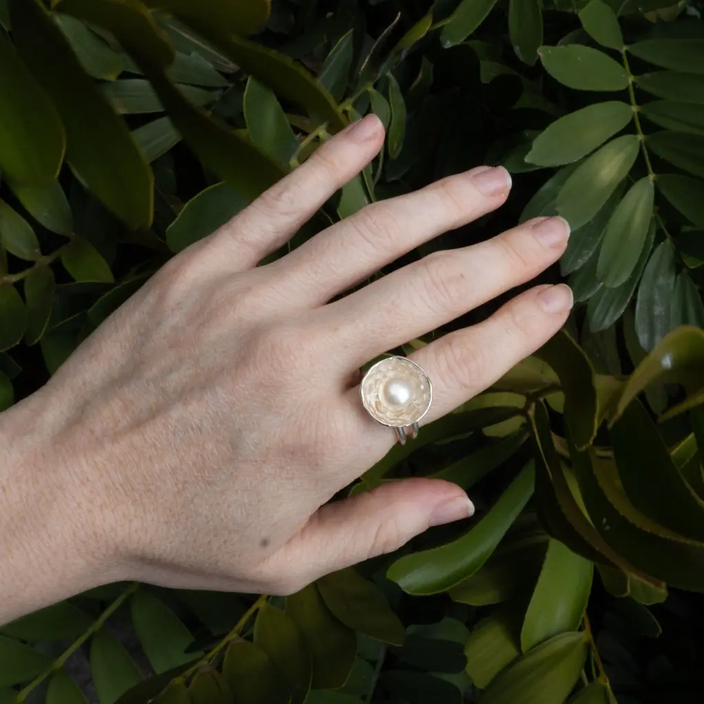 anillo-perla-bowl-plata.webp