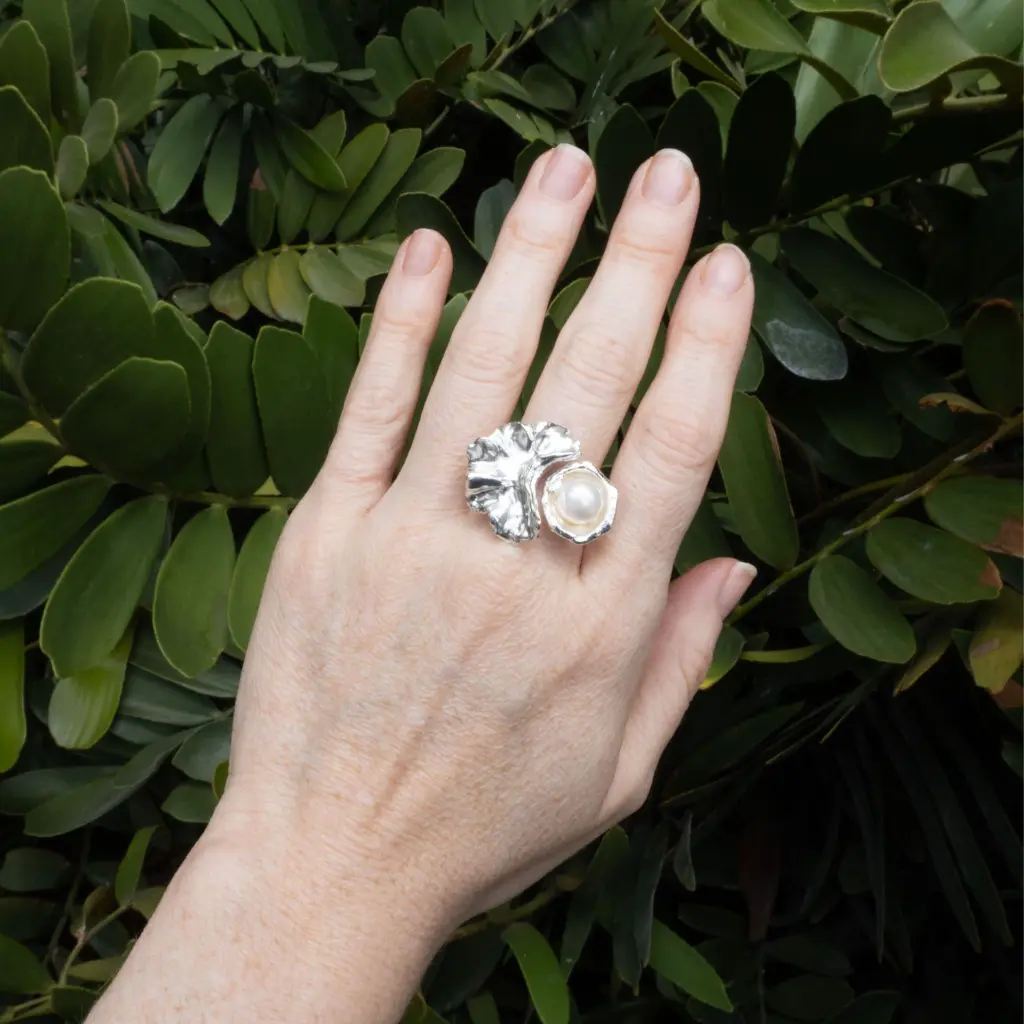 anillo-geranio-perla-plata.webp