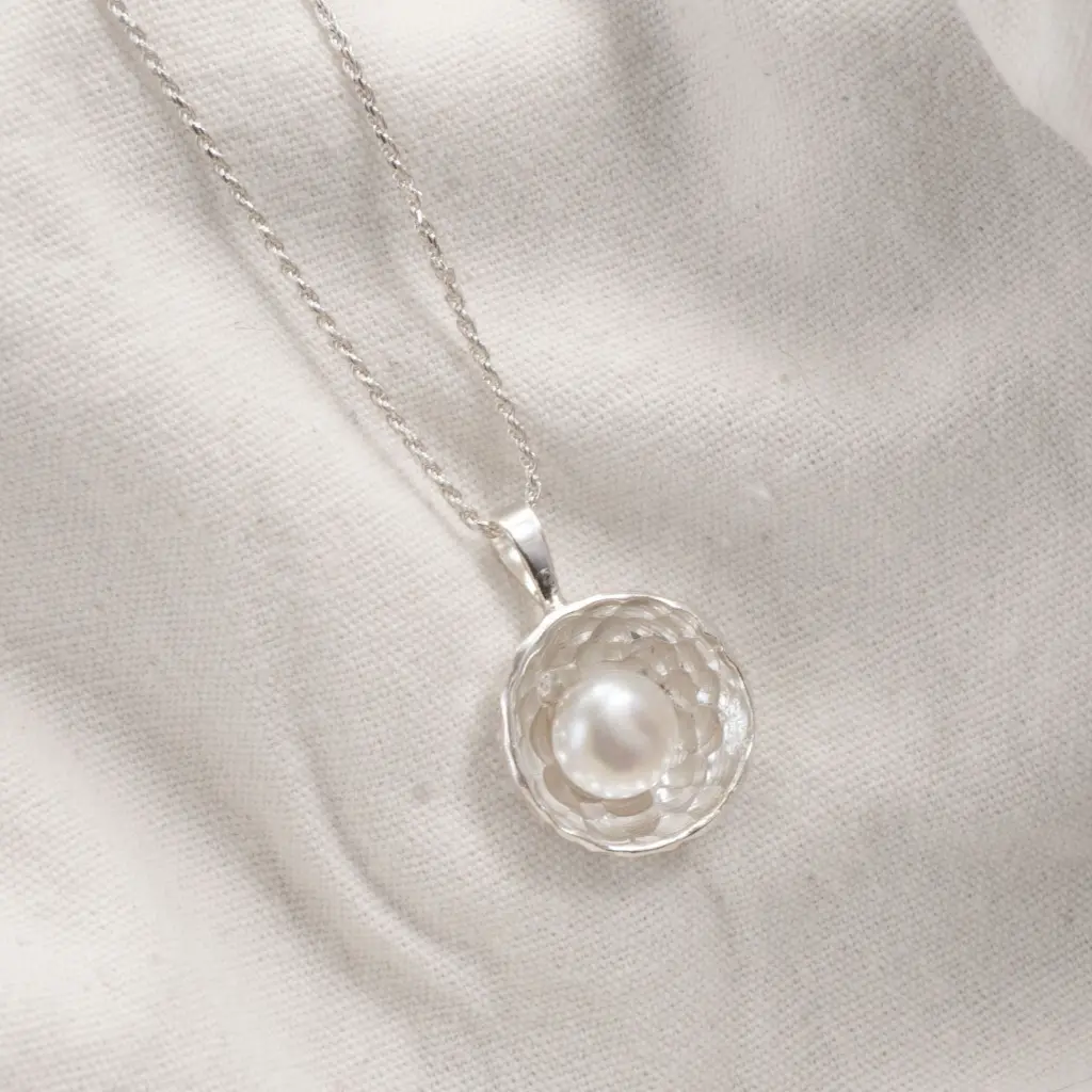 dije-plata-con-perla.webp