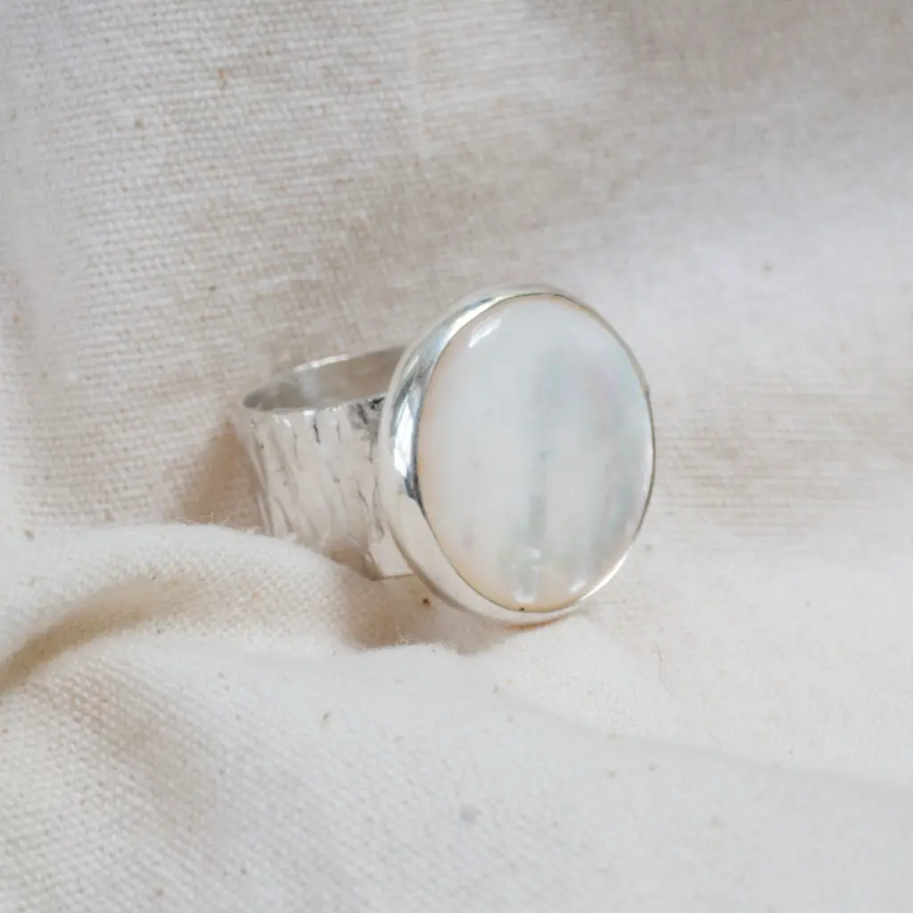 anillo-plata-con-madre-perla.webp