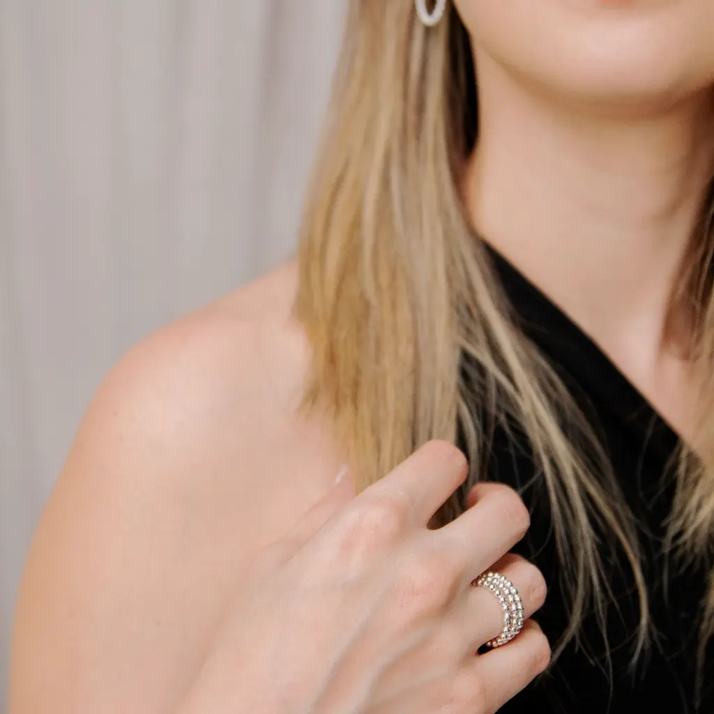 anillo_plata_bolitas.webp