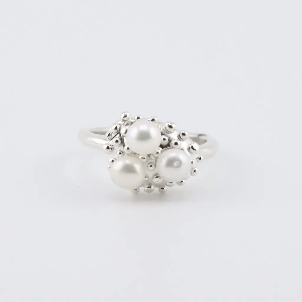 anillo_texturado_con_perla.webp