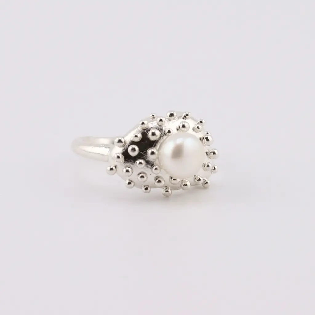 anillo_granulado_perla_plata.webp