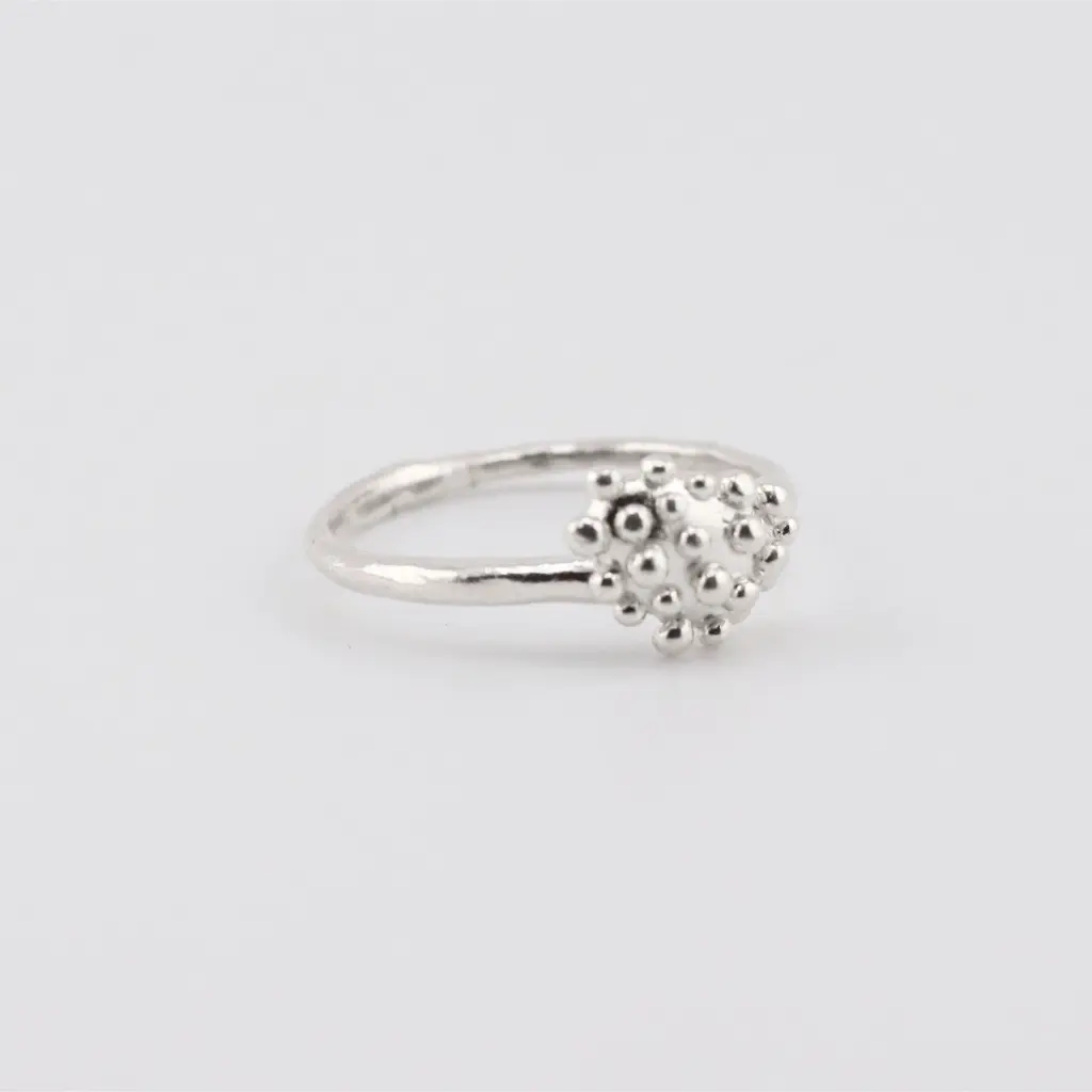 anillo_plata_granulado_mediano.webp