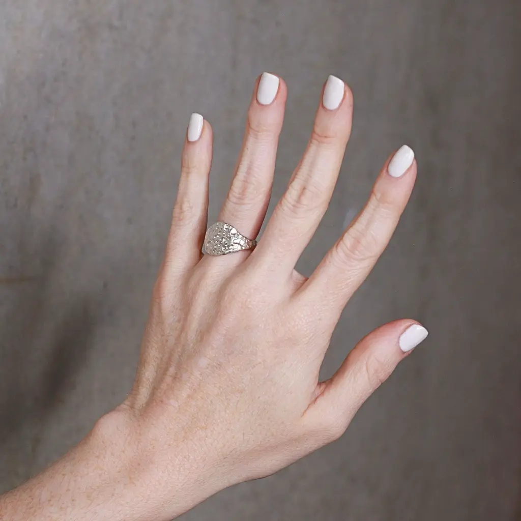 anillo_con_texturas_en_plata.webp