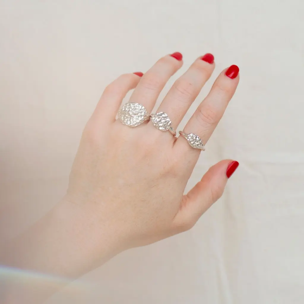 anillos_texturados_en_plata.webp