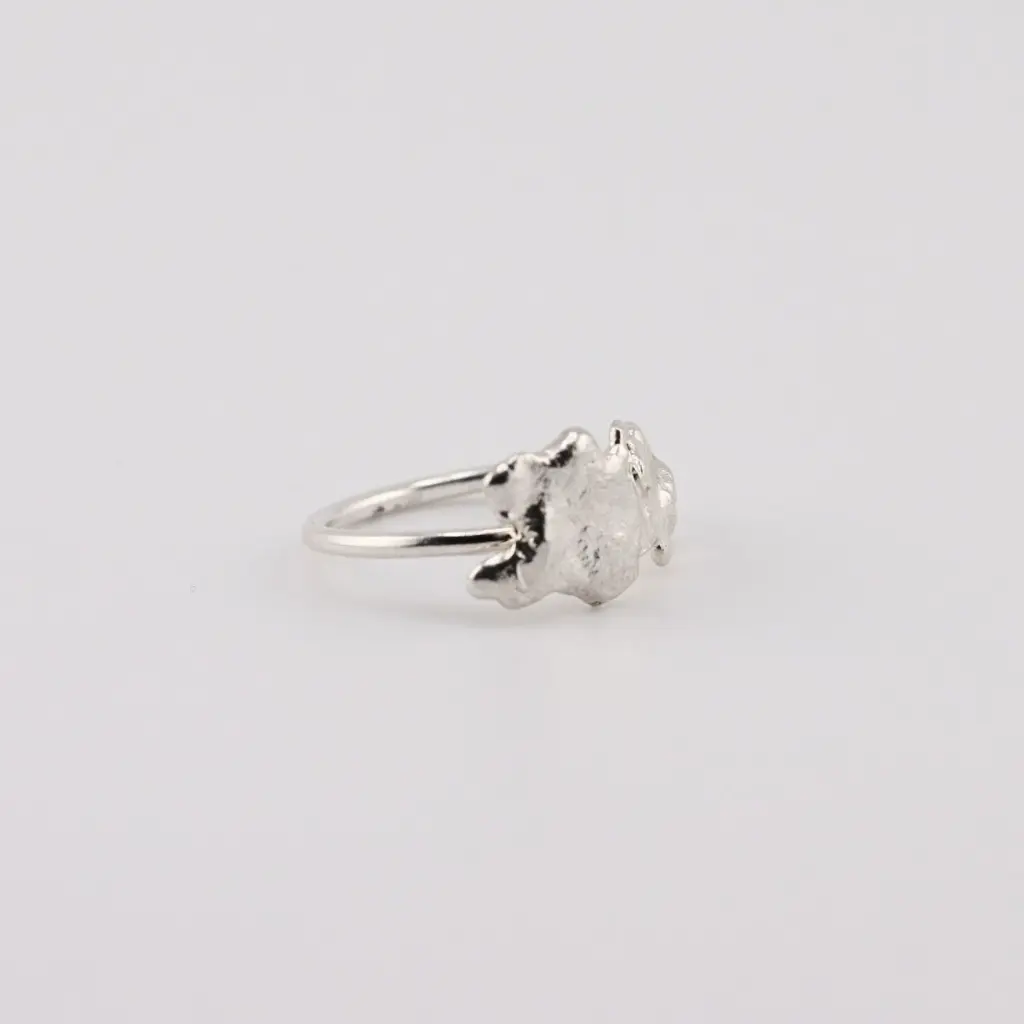 anillo_amorfo_en_plata.webp